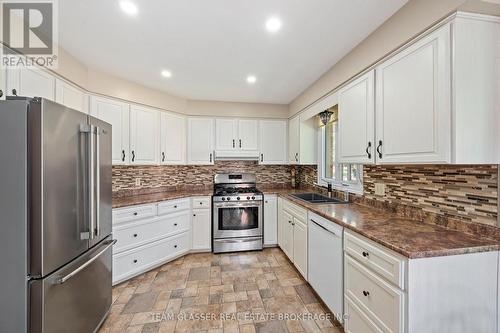 41 - 55 Fiddlers Green Road, London North (North P), ON - Indoor Photo Showing Kitchen With Double Sink