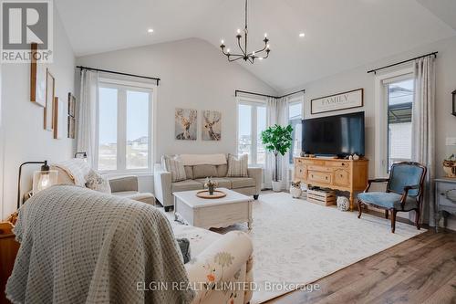 5 Dunning Way, St. Thomas, ON - Indoor Photo Showing Living Room