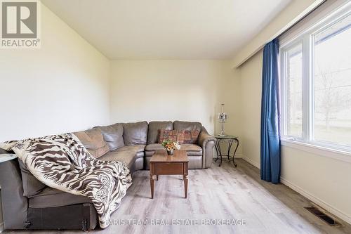 807 Cook Street, Innisfil, ON - Indoor Photo Showing Living Room