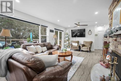 21069 Riverview Drive, Thames Centre, ON - Indoor Photo Showing Living Room