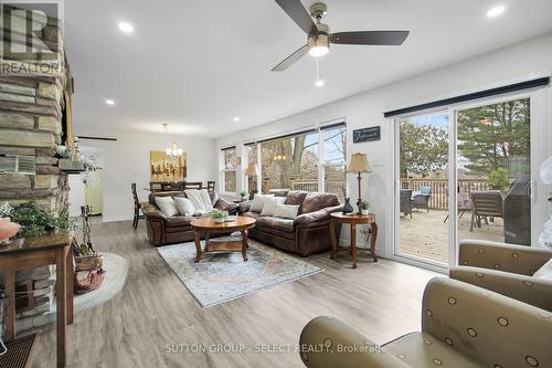 21069 Riverview Drive, Thames Centre, ON - Indoor Photo Showing Living Room