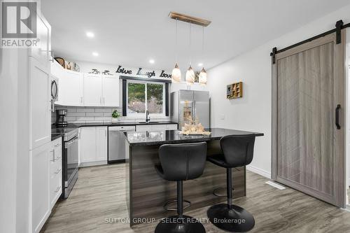 21069 Riverview Drive, Thames Centre, ON - Indoor Photo Showing Kitchen With Upgraded Kitchen