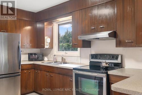 31 St Lawrence Drive, St. Catharines (Bunting/Linwell), ON - Indoor Photo Showing Kitchen With Double Sink