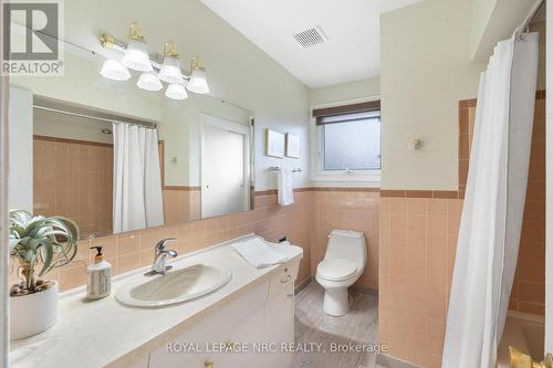 4 piece bathroom on main level - 31 St Lawrence Drive, St. Catharines (Bunting/Linwell), ON - Indoor Photo Showing Bathroom