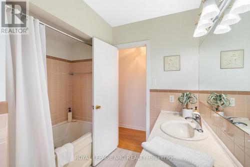 Tub & shower, large vanity. - 31 St Lawrence Drive, St. Catharines (Bunting/Linwell), ON - Indoor Photo Showing Bathroom