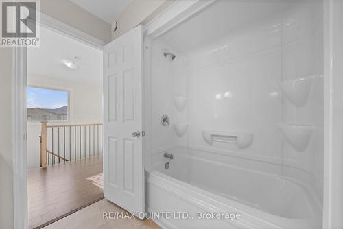121 Kanvers Way, Greater Napanee (Greater Napanee), ON - Indoor Photo Showing Bathroom