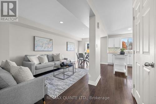 121 Kanvers Way, Greater Napanee (Greater Napanee), ON - Indoor Photo Showing Living Room