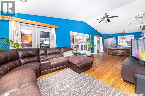 92 Morris Drive, Saskatoon, SK - Indoor Photo Showing Living Room