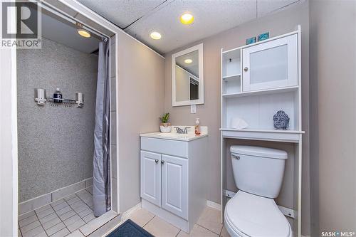 92 Morris Drive, Saskatoon, SK - Indoor Photo Showing Bathroom