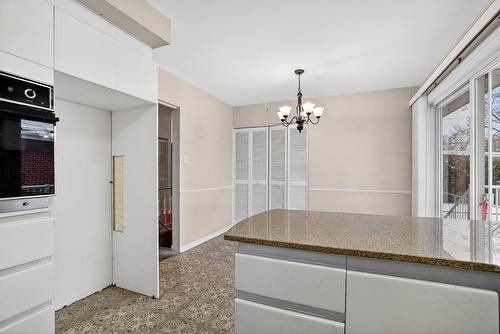 Cuisine - 1865 Rue Ferrier, Laval (Chomedey), QC - Indoor