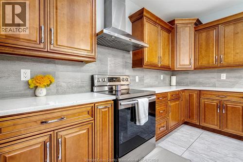 31 Heathview Trail, Leamington, ON - Indoor Photo Showing Kitchen