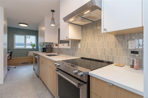101-1540 Dallas Rd, Victoria, BC - Indoor Photo Showing Kitchen