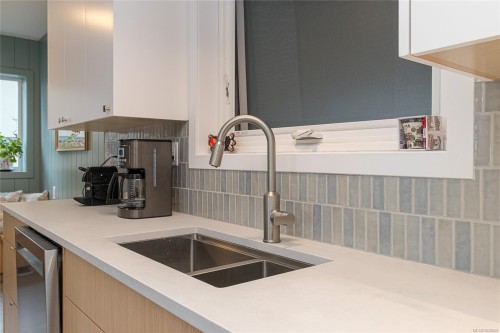 101-1540 Dallas Rd, Victoria, BC - Indoor Photo Showing Kitchen With Double Sink