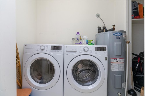 101-1540 Dallas Rd, Victoria, BC - Indoor Photo Showing Laundry Room