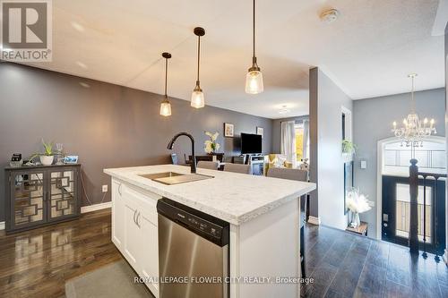 607 Rossellini Drive, Mississauga, ON - Indoor Photo Showing Kitchen With Upgraded Kitchen