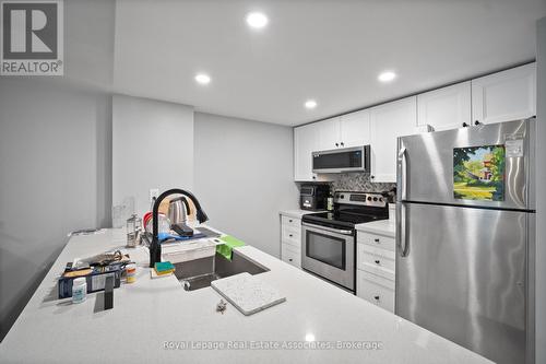 805 - 705 King Street W, Toronto, ON - Indoor Photo Showing Kitchen