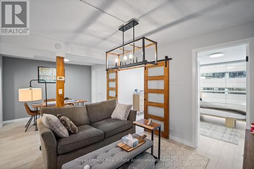 805 - 705 King Street W, Toronto, ON - Indoor Photo Showing Living Room