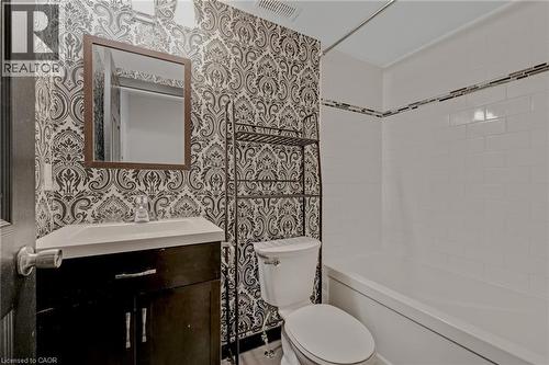 Bathroom with vanity and shower / tub combination - 31 Main Street Unit# 301, Cambridge, ON - Indoor Photo Showing Bathroom