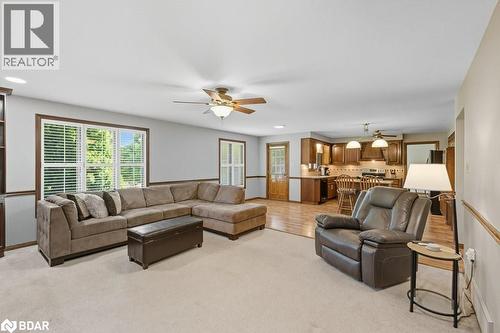 67 Horizon Court, Hamilton, ON - Indoor Photo Showing Living Room