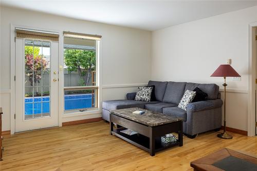 1203 41 Avenue, Vernon, BC - Indoor Photo Showing Living Room