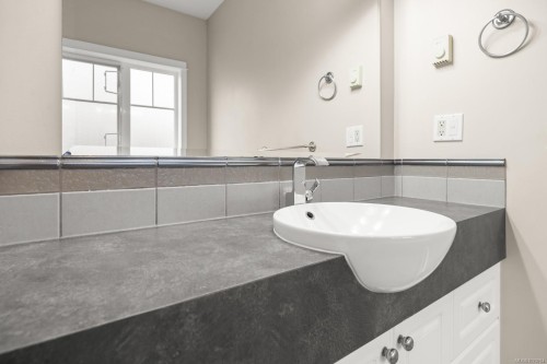 5-4079 Douglas St, Saanich, BC 