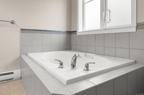 5-4079 Douglas St, Saanich, BC 