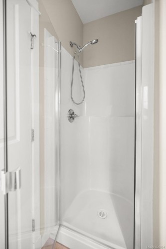 5-4079 Douglas St, Saanich, BC 