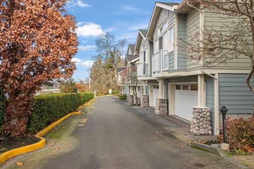 5-4079 Douglas St, Saanich, BC 