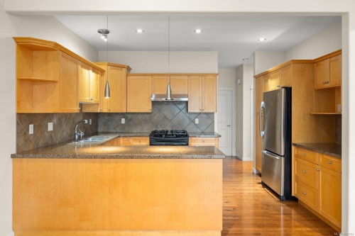 5-4079 Douglas St, Saanich, BC 