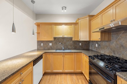 5-4079 Douglas St, Saanich, BC 