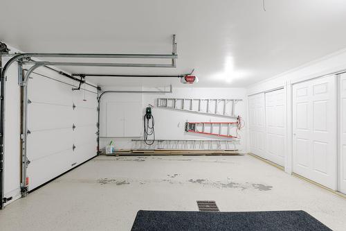 Garage - 204 Ch. De Chaumont, Saint-Adolphe-D'Howard, QC - Indoor Photo Showing Garage