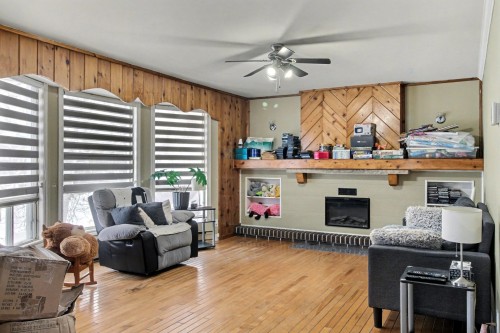 Salon - 133 Rue Saulnier, La Sarre, QC 