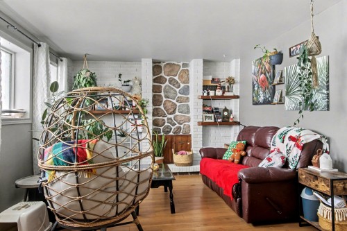 Salon - 133 Rue Saulnier, La Sarre, QC 