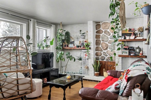 Salon - 133 Rue Saulnier, La Sarre, QC 