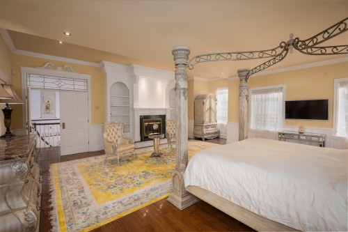 Primary bedroom - 18 Rue Bélair, Montréal (L'Île-Bizard/Sainte-Geneviève), QC - Indoor Photo Showing Bedroom With Fireplace