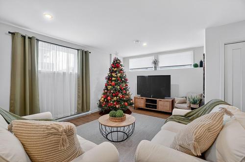 Salle familiale - 46 Rue St-Émilion, Brownsburg-Chatham, QC - Indoor