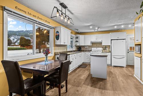 3345 Gates Road, West Kelowna, BC - Indoor Photo Showing Kitchen