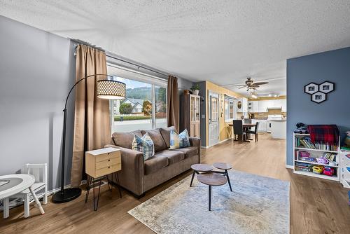 3345 Gates Road, West Kelowna, BC - Indoor Photo Showing Living Room