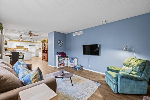3345 Gates Road, West Kelowna, BC - Indoor Photo Showing Living Room