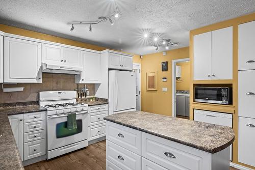 3345 Gates Road, West Kelowna, BC - Indoor Photo Showing Kitchen