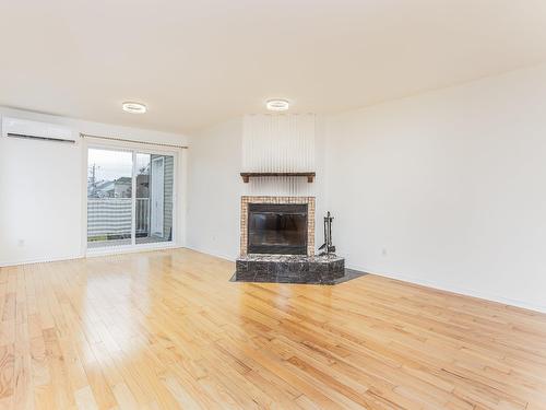 Living room - 203-807 Rue Pie-Xii, Vaudreuil-Dorion, QC - Indoor Photo Showing Living Room With Fireplace