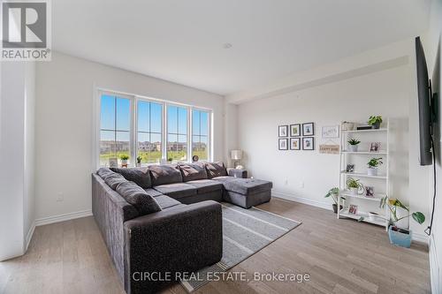 7 Bee Crescent, Brantford, ON - Indoor Photo Showing Living Room