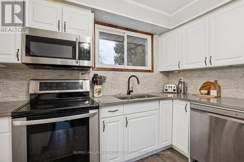 446 Bernhard Crescent, Oshawa, ON - Indoor Photo Showing Kitchen With Double Sink With Upgraded Kitchen