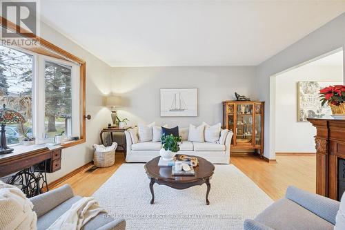 446 Bernhard Crescent, Oshawa, ON - Indoor Photo Showing Living Room