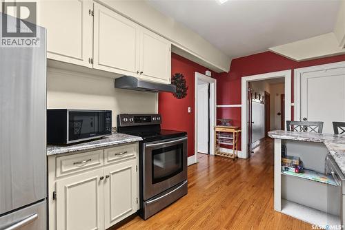 1334 Victoria Avenue, Regina, SK - Indoor Photo Showing Kitchen