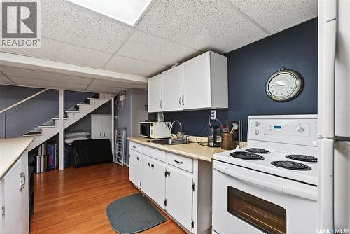 1334 Victoria Avenue, Regina, SK - Indoor Photo Showing Kitchen