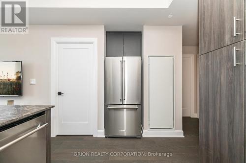 822 - 3240 William Coltson Avenue, Oakville, ON - Indoor Photo Showing Kitchen