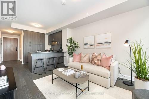 822 - 3240 William Coltson Avenue, Oakville, ON - Indoor Photo Showing Living Room