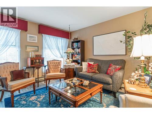 851 5 Avenue Sw Unit# 205, Salmon Arm, BC - Indoor Photo Showing Living Room