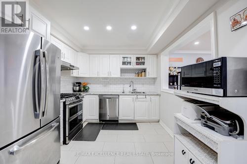 82 Carrie Crescent, Brampton, ON - Indoor Photo Showing Kitchen With Upgraded Kitchen